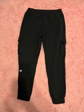 ALO Yoga Woman’s Black Cargo Joggers